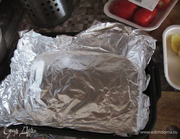 Форму выстилаем фольгой.