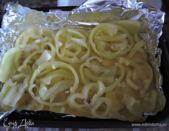 Сверху выкладываем слой паприки. Добавляем соуса.