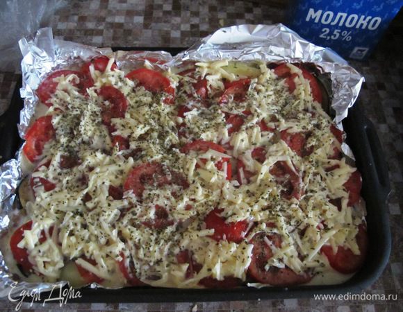 Поверх баклажан кладём помидоры и засыпаем оставшимся тертым сыром.
Запекаем в духовке в режиме конвекции при 160 градусах Цельсия около 40 минут.