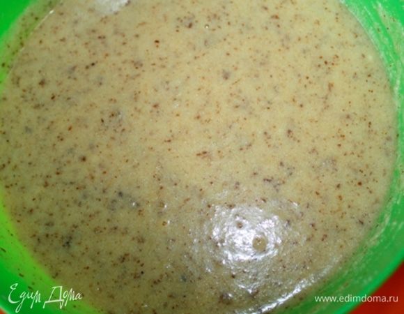 Растереть сливочное масло с сахаром. Затем добавить яйца. Взбить массу миксером или венчиком пока она не станет пышной. Добавить манку, миндаль, корицу и вымесить до однородной массы без комков. 