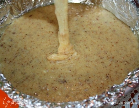 Выложить массу в форму диаметром 20 см, смазанную сливочным маслом. Можно застелить форму бумагой для выпечки или фольгой. Запекать 40 мин при температуре 200 градусов.