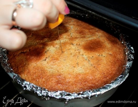 Проверить готовность пирога с помощью тестера.