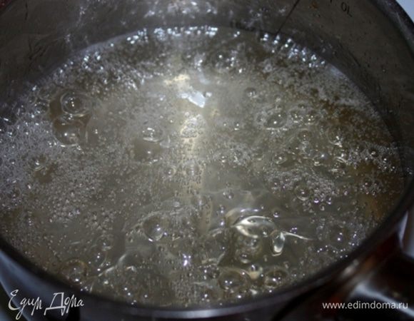 Когда Самали будет готово, достать его из духовки и нарезать на куски, не доставая из формы.
Подготовить сироп: варить 10 мин. сахар с водой и с соком половины лимона.