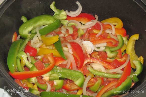 Если в сковороде образовалось много жира, слейте его, чтобы осталась примерно 1 ст. л. Выложить в сковороду лук, чеснок, перец и помидоры. Убавить огонь до минимума и тушить 10 минут.