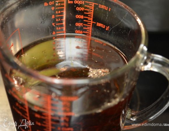 Приготовить чай, заварить пакетики с мятой, залив 3-5 стакана кипятка. Дать постоять 5 мин. Добавить сахар и дать ему разойтись. Как остынет приготовить все для коктейля.