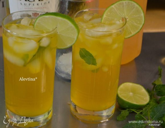 Разложить лед пищевой по высоким стаканам с мятой. Лайм порезать кружками, сок от 3х лаймов выжать добавить в стаканы с ромом. Добавить готовый чай.