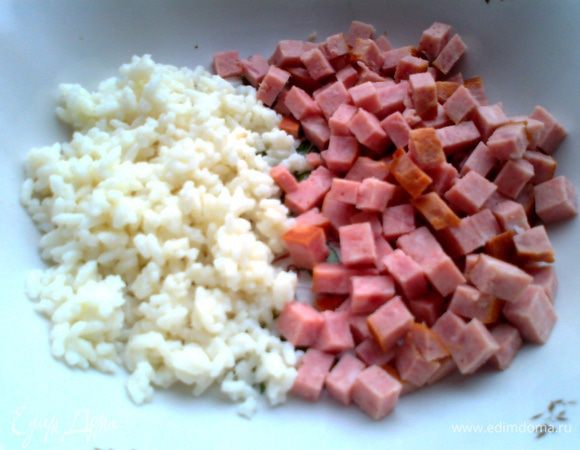 Готовим начинку для перцев... Колбасу (у меня ветчинная) нарезаем на кубики и соединяем с готовым рисом...