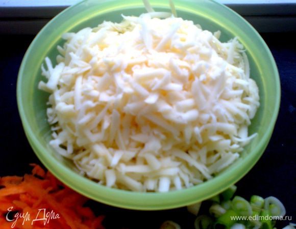 Сыр натираем на тёрке...
