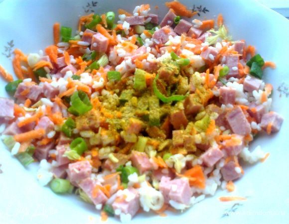 Перемешиваем, добавляем соль и овощную приправу, например, хмели-сунели...