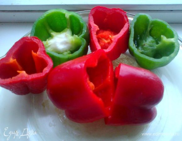 Перцы разрезаем пополам, вынимаем серединку с семечками, не вынимая до конца черешок веточки, чтобы овощные соки не вытекли через дно)))