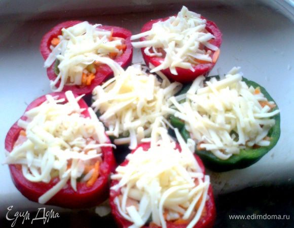 Насыпаем густо верх сыром...