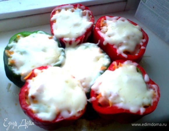 И запекаем в микроволновке 5 минут при 750w! Я запекала на стеклянной крышке от большой формы для СВЧ.