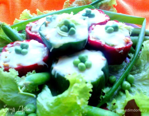 Подаём на салатных листьях горячий вкусный перекус или даже ужин)))