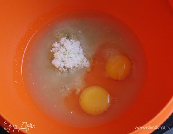 Сначала приготовим лимонно-лаймовый крем. Его лучше приготовить с вечера. Крем должен постоять и загустеть хорошенько. Руками растираем цедру и сахара руками. Добавляем выжатый сок, яйца и ставим на водяную баню.