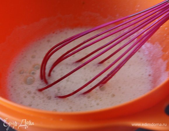 Взбивам венчиком постоянно практически доводим смесь ПОЧТИ до кипения. Смесь не должна кипеть, над ней должен идти пар. Вообще она должна достигнуть темпетатуры 83-84 градуса.