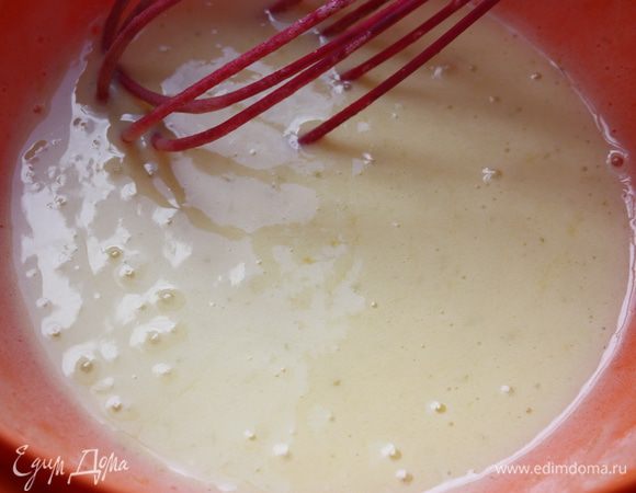 Крем должен стать вот таким,нежно лимонного цвета и загустеть хорошенько. Снимаем с огня, остужаем до 60 градусов, добавляем масло,порезанное кусочками и взбиваем блендером.