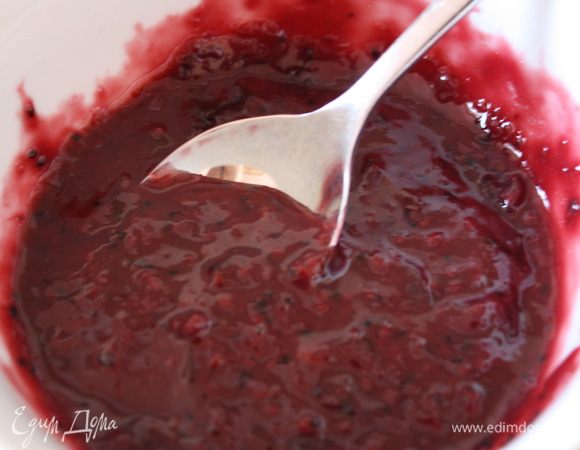 Теперь готовим малиновое конфи. Ягоды складываем в кастрюльку с сахаром. Желатин замачиваем на 10 минут в холодной воде. Доводим ягоды до кипения на среднем огне, слегка остужаем, вводим желатин, тщательно размешиваем и убираем в холодильник. В оригинале использовалсся пектин, я взяла желатин, нам нужно чтобы ягодное конфи держало форму, не более))