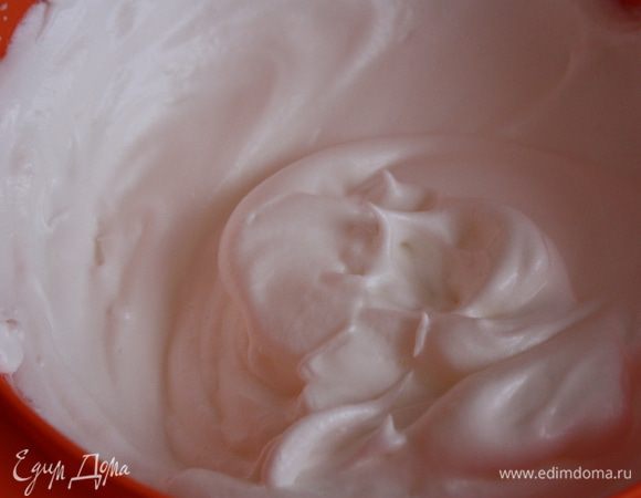 Теперь меренга. Разогреваем духовку до 150 градусов. Взбиваем белки со щепоткой соли до крепких пиков, постепенно добавляя сахар.