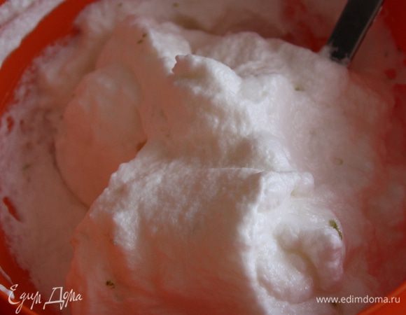 Выжимаем сок из лайма и натираем мелко цедру, сахарную пудру процеживаем. Добавляем сок, цедру и пудру во взбитые белки и аккуратно вымешиваем лопаткой.