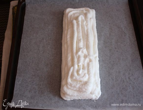 Наполняем массой кулинарный мешок и выкладываем круглой насадкой на пергамент. Размер 35*12 см, Нина использовала бортики, но тут таких не сыщешь, выход этот ею и предложен. Чертим на пергаменте карандашом наши размеры и туда выкладываем.