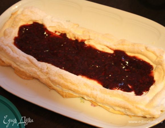 Отправляем в духовку на 25 минут. Достаем, даем остыть и аккуратно переносим на блюдо. Приминаем немного серединку и выкладываем туда наше малиновое конфи.