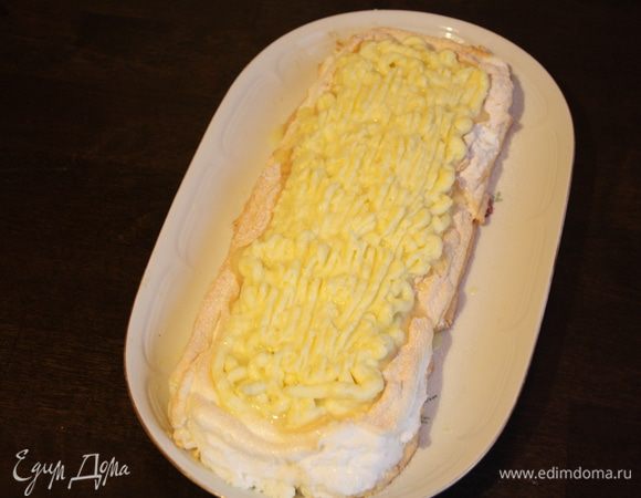 Лимооный крем достаем из холодильника и венчиком смешиваем его с пудрой и маскарпоне, не взбиваем, а просто соединяем. И наносим сверху малинового конфи.