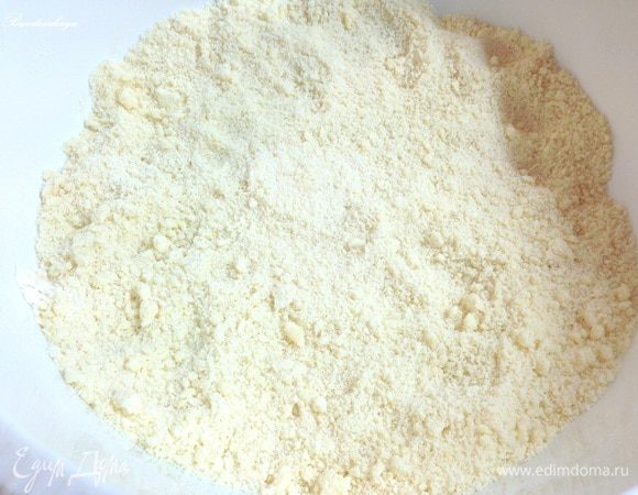 Для теста смешать муку, сахар, соду и масло, нарезанное кубиками. Руками перетереть в крошку. Отделить 1/3 часть, убрать ее в холодильник.