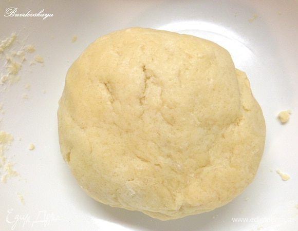 В остальное тесто добавить 2 ст. л. сметаны, быстро замесить тесто. При необходимости добавить немного муки. Скатать в шар, завернуть в пищевую пленку и убрать на 30 мин в холодильник.