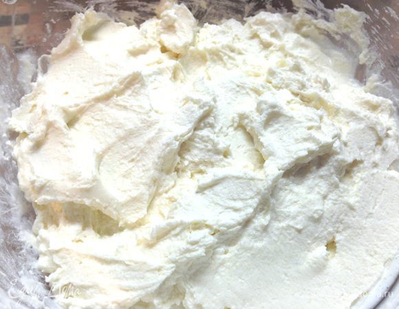 Для начинки творог перетереть через мелкое сито, добавить сметану, сахар и ванильный экстракт, перемешать.