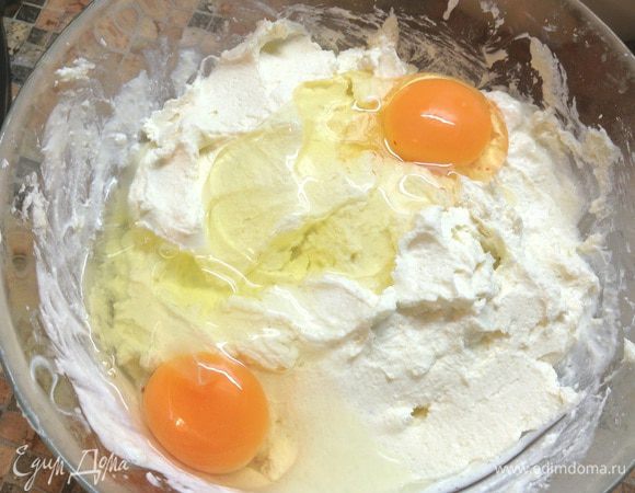Добавить яйца и взбить миксером на низкой скорости до однородного состояния. Накрыть пищевой пленкой и убрать в холодильник.