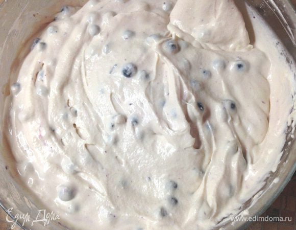 Чернику перебрать, вымыть, дать стечь воде и добавить в наш творожный крем. Аккуратно перемешать.