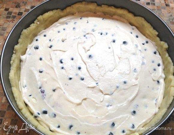 Дно формы выстелить бумагой для запекания, смазать сливочным маслом. Тесто выложить в форму, сделать бортик, вылить творожно-черничную массу и разровнять.