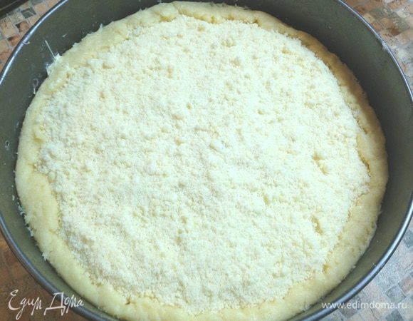 Сверху посыпать песочной крошкой. Выпекать в предварительно разогретой духовке при 180°C 40–50 мин. Полностью остудить, нарезать.