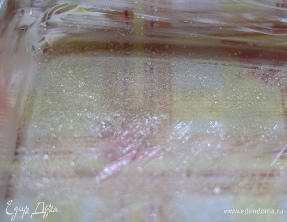 Посуду,в которой будет выпекаться пирог, смазать сливочным маслом и присыпать сахаром.