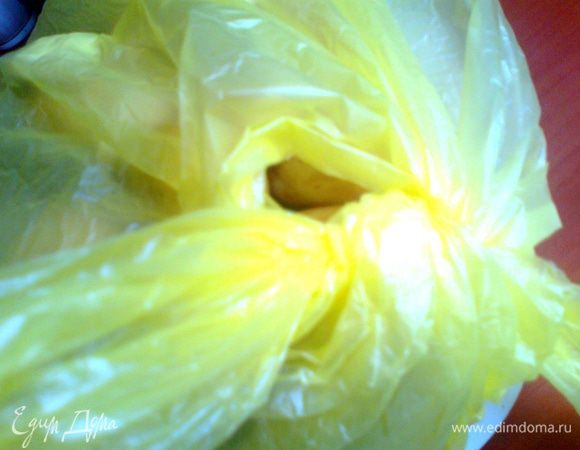 Заворачиваем всё в пакет, не завязывая его до конца туго... Или прокалываем пакет зубочисткой. Отправляем в микроволновку на 10 минут при 750w. После выключения потерпите минутку-две..., не открывайте сразу дверцу!