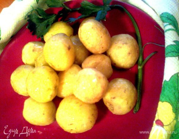 Выкладываем картошечку на блюдо и поливаем растопленным под ним маслицем...