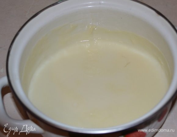 Молоко смешиваем с сахаром, ванильным сахаром и доводим до кипения. Крахмал растворяем в нескольких ложках молока и выливаем к молочной смеси, провариваем несколько минут, должен получится жидкий кисель. Охлаждаем молочную смесь сначала при комнатной температуре, затем  в холодильнике.