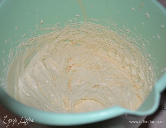 Сливки взбиваем до стойких пик и тоже охлаждаем в холодильнике.