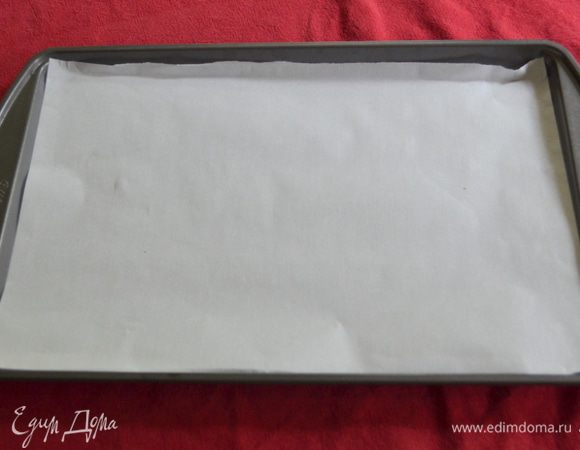 Разогреть духовку до 180 гр. Противень для рулета застелить бумагой для выпечки.