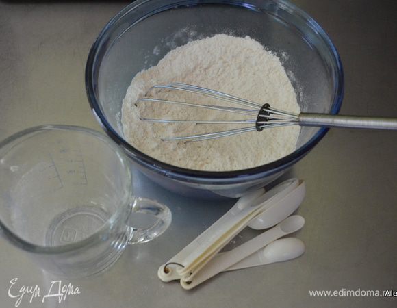 В небольшой емкости смешать 3/4 стакана муки, 1 ч.л разрыхлитель и  1/4 ч.л соль.