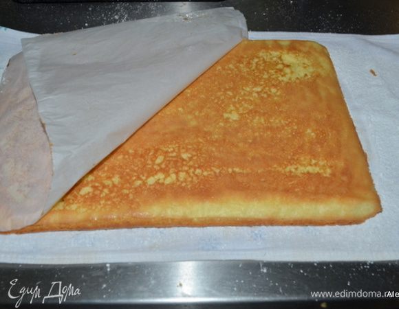 Рулеты я пеку давно и опыт есть, самый лучший способ  к примеру для меня- это постелить тонкое кухонное полотенце размером чуть больше противня. Просеять на поверхность его  сахарную пудру. Когда бисквит готов, достать из духовки и осторожно перевернуть на полотенце с  сахарной пудрой. Снять бумагу для выпечки.