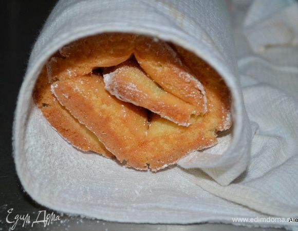 Помогаем краям полотенца сворачиваем рулет пока он горячий. И дадим так постоять несколько минут.