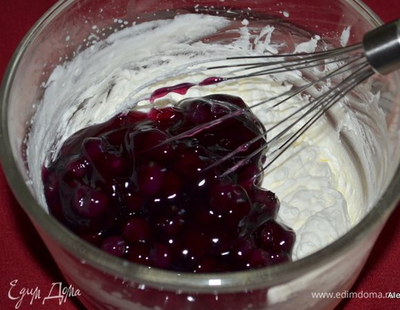 Пока рулет остывает приготовим начинку. Взбить сливки до мягких пиков и смешать с голубичным вареньем или джемом . Перемешать.