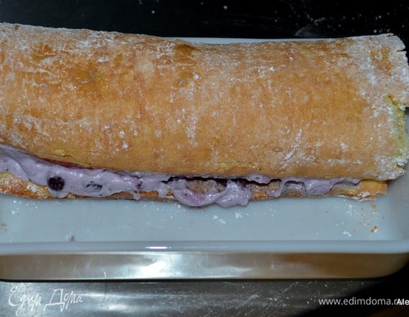 Рулет развернуть , выложить начинку края оставить нетронутыми. И завернуть рулетом. Положить в форму или на тарелку.