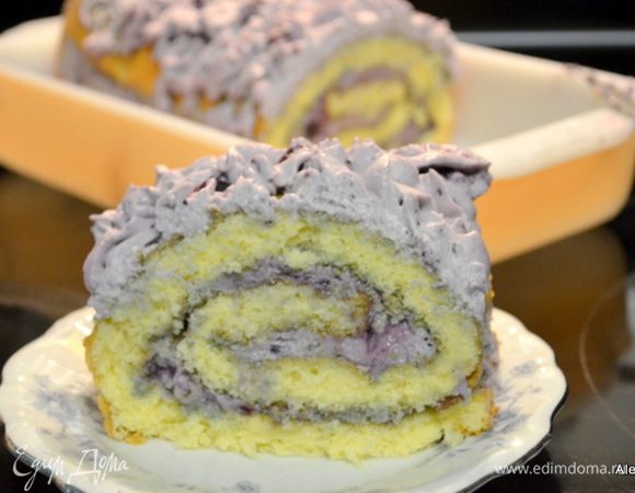 Применяем пакет  с насадкой для крема или просто распределяем оставшийся крем поверх рулета. Ставим в холодильник. Или сразу разрезаем и наслаждаемся с чаем. Приятного аппетита.