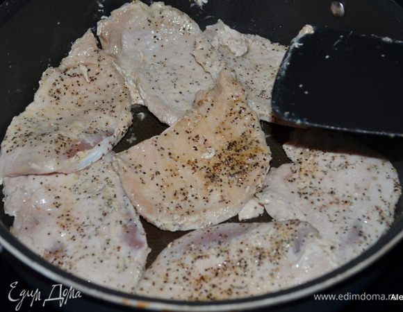 Свиные котлеты тонкие посолить и поперчить с обеих сторон. Обжарить на разогретой сковороде с обеих сторон. примерно 8 мин.