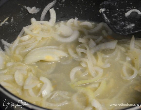 Снять со сковороды котлеты,переложить на тарелку. 
Огонь убавить и добавить лук,слегка обжарить. Затем соль и яблочное пюре. Готовим примерно 3 мин. Добавить вино и воду. Закроем крышкой и потушим слегка 6 мин. Добавим хрен готовый. 