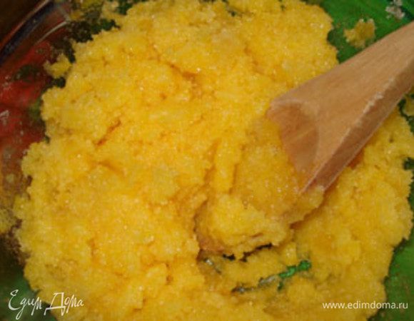 Разотрите сахар с желтками.