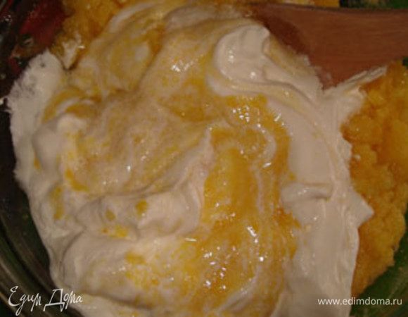 Добавьте сметану, перемешайте.