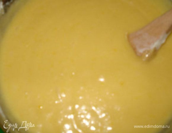 Все хорошо вымешайте. Добавьте муку.